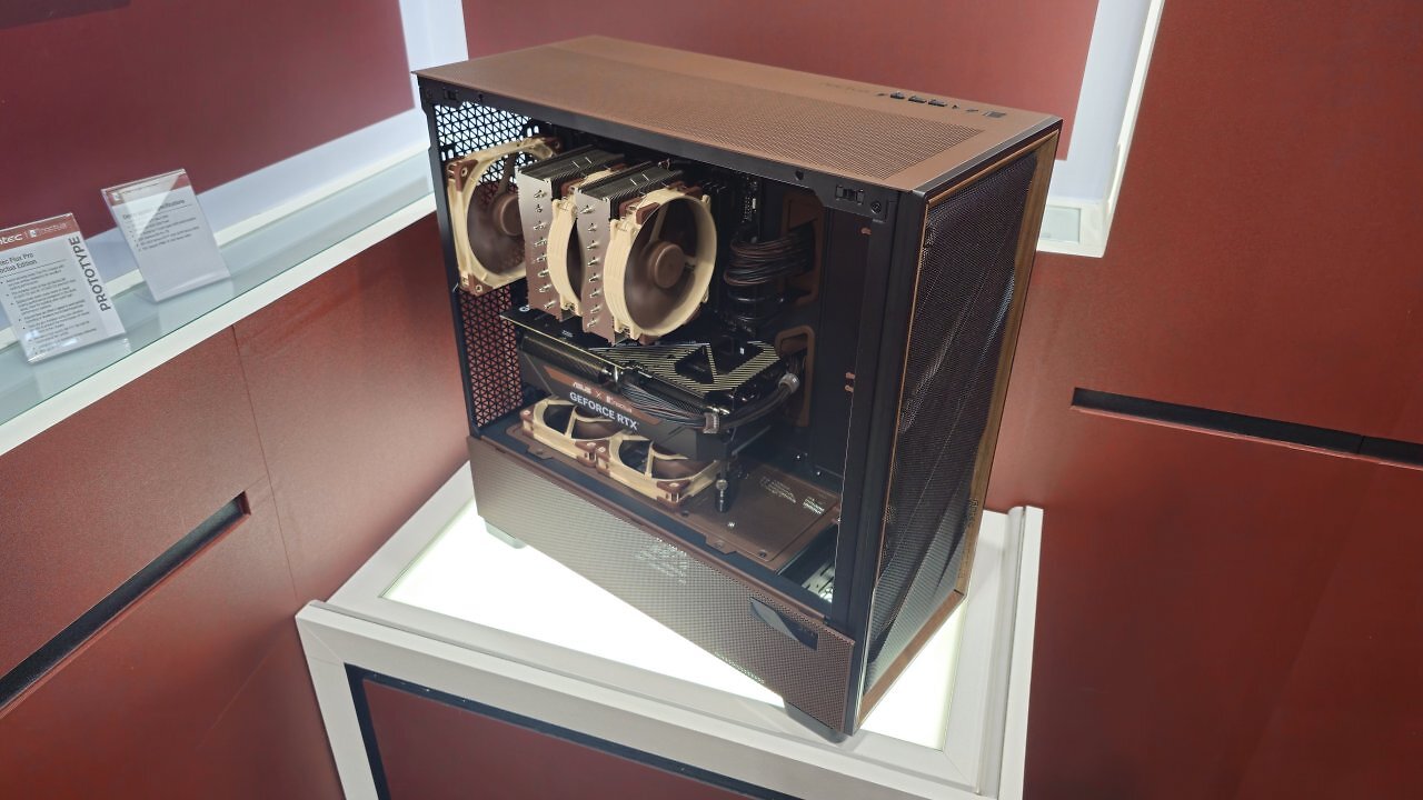 [03/06/2025] Auf der Computex 2025: Zu Besuch bei Noctua/Antec. Das Antec Flux Pro setzt als Noctua-Edition auch auf entsprechende Lüfter. Das Serienmodell startet bei aktuell ca. 210 Euro, die Noctua-Edition soll noch unter 400 Euro liegen (und wäre dementsprechend in der Luxus-Klasse einzuordnen).