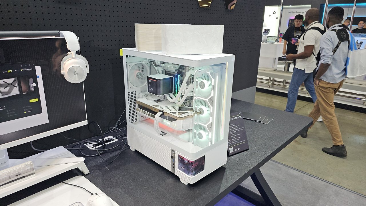 [03/06/2025] Auf der Computex 2025: Zu Besuch bei Tryx. Häufiger Trend: weicher Übergang der Glasseite zur Glasfront mit verspielten Bildschirmen (an unterschiedlichen Positionen, je nach Gehäuse und Hersteller).