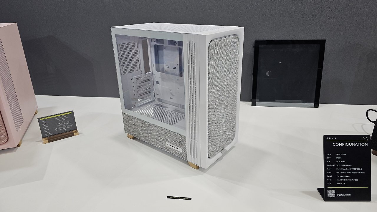 [03/06/2025] Auf der Computex 2025: Zu Besuch bei Tryx. Stoffgehäuse dürfen auch nicht fehlen, zumindest als Hingucker. Das Tryx Flova kommt in drei Farbausführungen mit Stoff an der Front und der Seite. Abermals aus Holz: die Standfüße.
