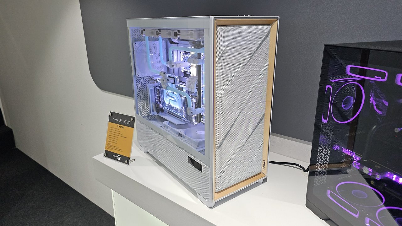 [03/06/2025] Auf der Computex 2025: Zu Besuch bei Antec. Mit verschiedenen Holzakzenten möchten die Gehäuse überzeugen. Unter anderem dabei: das Antec Flux Pro als Noctua-Edition.&nbsp;