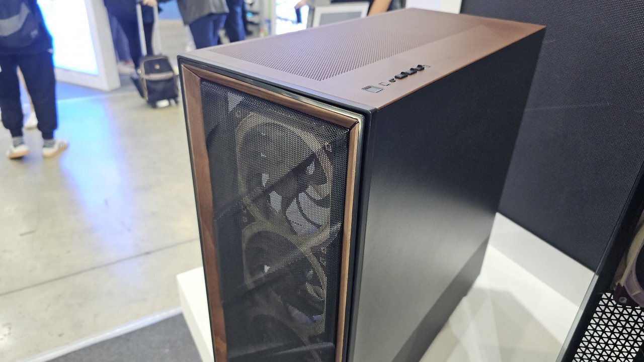 [03/06/2025] Auf der Computex 2025: Zu Besuch bei Antec. Mit verschiedenen Holzakzenten möchten die Gehäuse überzeugen. Unter anderem dabei: das Antec Flux Pro als Noctua-Edition.&nbsp;