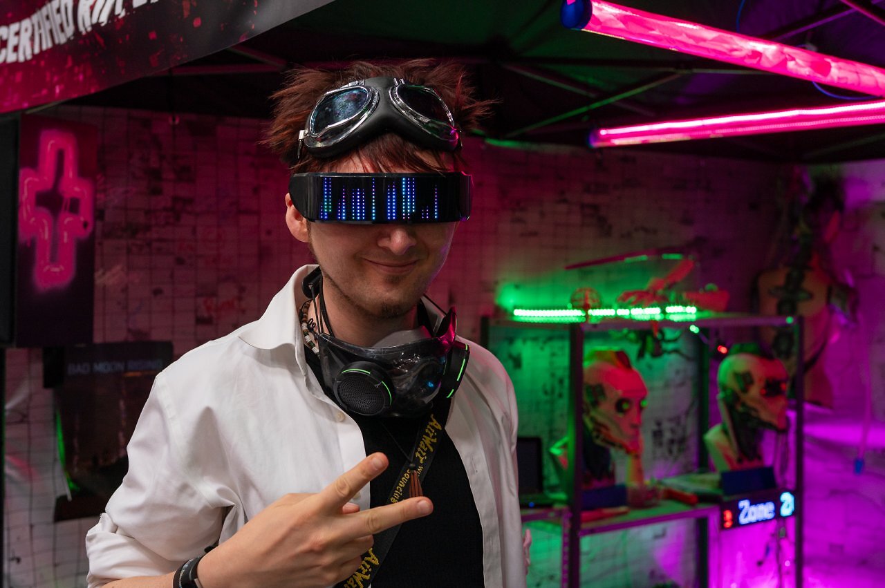 [10/06/2025] Am Stand von Chromezone 2077 wurden Fans mit einigen Foto-Optionen glücklich gemacht.