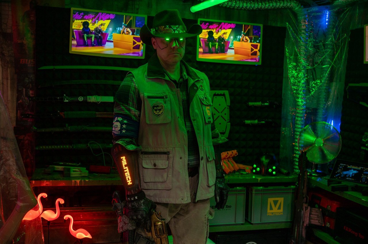 [10/06/2025] Auch die Outfits am Stand von Chromezone2077 tragen zur authentischen Atmosphäre bei.
