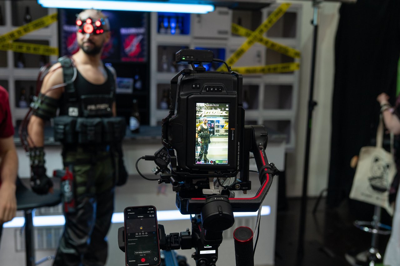 [10/06/2025] Dieser Cyberpunk-Charakter konnte im Video an der Afterlife-Bar wahlweise in der Szene mitwirken.