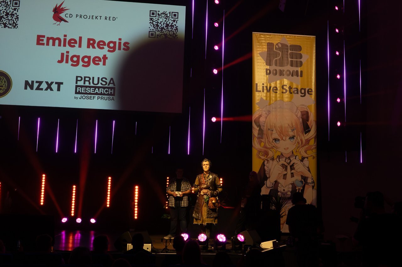 [11/06/2025] Hier zu sehen: die glückliche Gewinnerin des ersten Platzes des CDPR-Cosplay-Wettbewerbs: Jigget punktete bei ihrem Cosplay von Emiel Regis mit super aufwendigen Details, die Jury erwähnte unter anderem sogar selbst angefertigte Nägel.&nbsp;