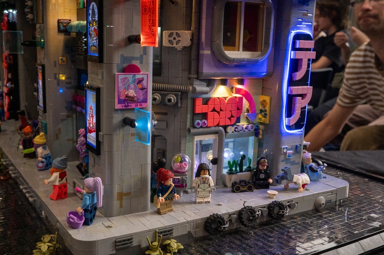 [10/06/2025] Am Stand von Brickz Lab fand sich eine Community, die mit Klemmbausteinen Eigenkreationen (MOCs) erstellt.