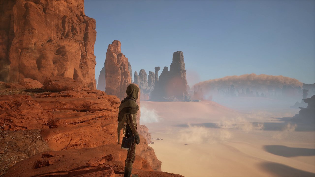 [20/06/2025] Sandstürme sind eine beständige Gefahr in Dune: Awakening. Ohne Schutz schwindet Ihre Lebensenergie, im Freien geparkte Fahrzeuge erleiden Schaden und selbst Ihre Basis verfällt, wenn diese nicht mit Energie für das Schutzschild versorgt wird. Die Stürme sind allerdings von Weitem sichtbar und werden zudem mit einer Warnansage angekündigt. Überrascht wird man von den gewaltigen Unwettern eher selten.