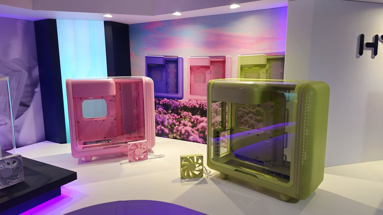 [03/06/2025] Auf der Computex 2025: Zu Besuch bei Hyte. Bunt, rund, kultig: Das X50 und X50 Air präsentieren sich jetzt schon mit eigenem, nostalgischem und doch individuellem Design.