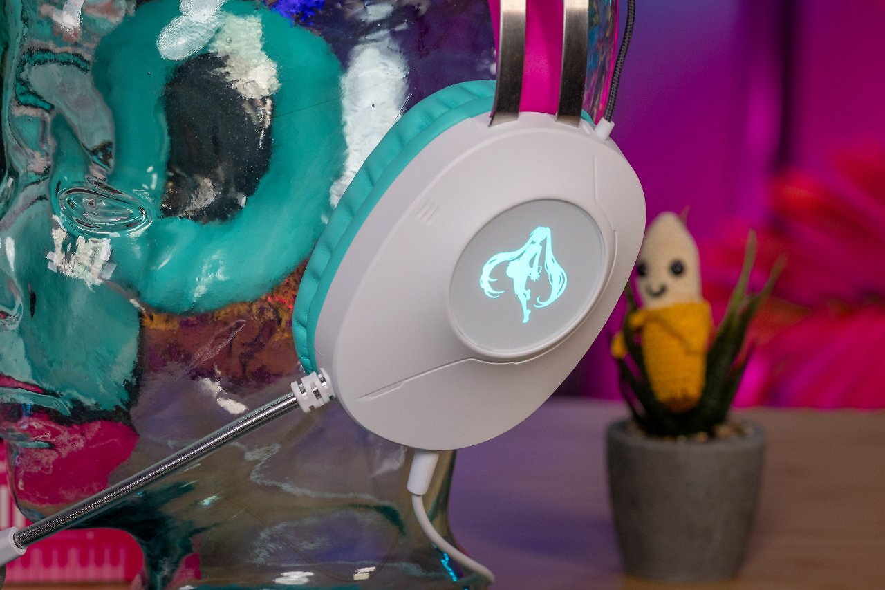 [23/06/2025] Das im passenden Farbton eingetauchte Leuchtelement zeigt auf dieser Seite das Miku-Logo ...