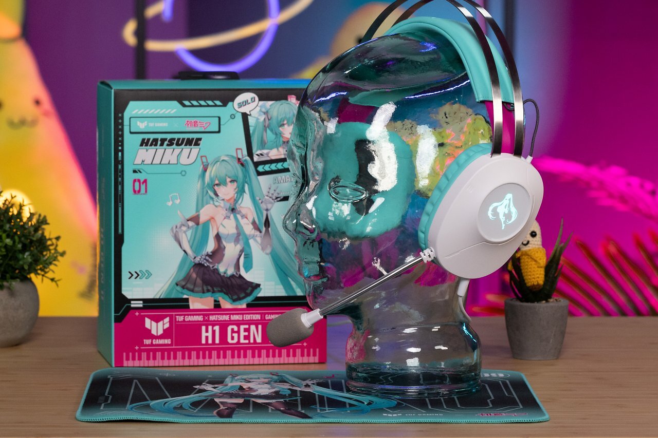 [23/06/2025] Das Headset bringt ein fest integriertes Mikrofon mit, die RGB-Beleuchtung ist passend gestaltet und kann per Steuermodul am Kabel an- und ausgeschaltet werden.