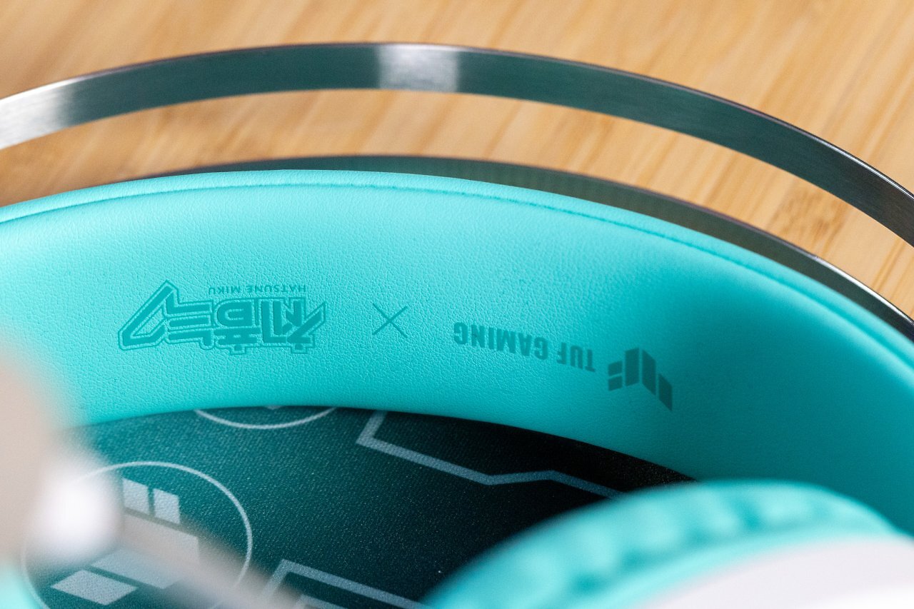 [23/06/2025] TUF Gaming X Hatsune Miku: Innerhalb des Kopfbands ist die Kooperation aufgedruckt.