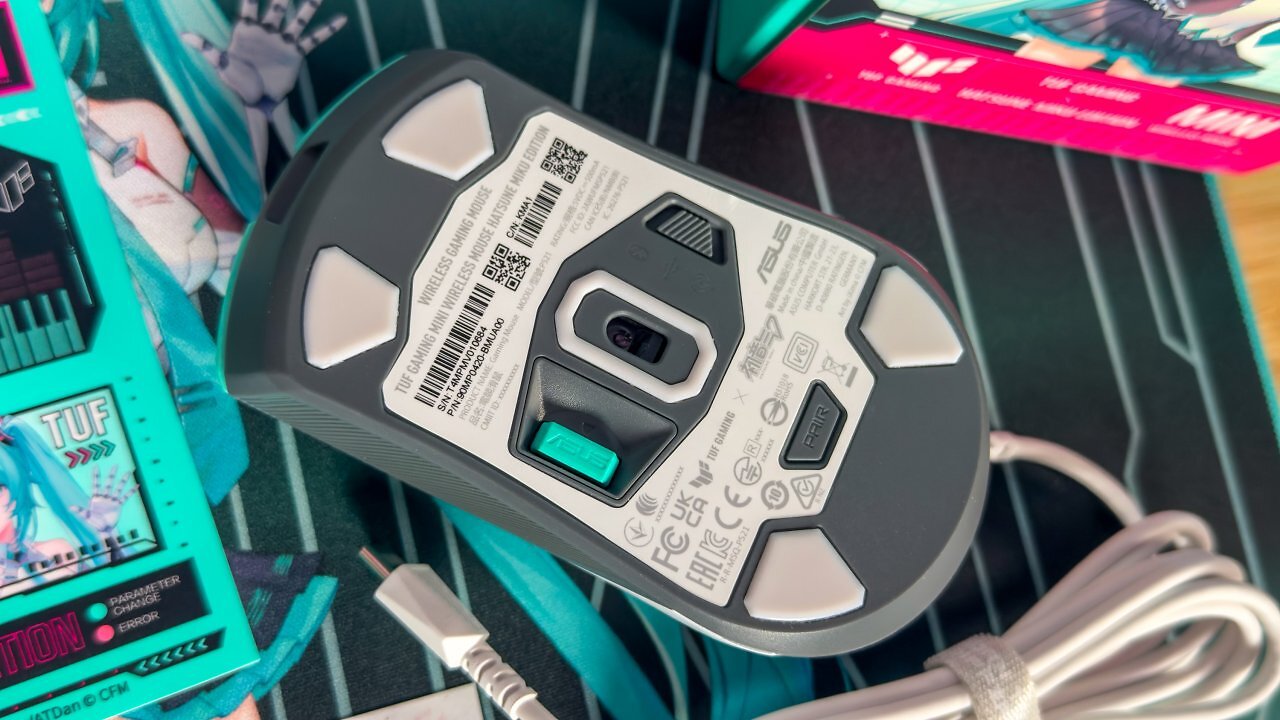 [23/06/2025] Unter der Maus ist der Bluetooth-Dongel integriert, am Schalter kann man sich zwischen drei Verbindungen entscheiden: Kabelgebunden über USB-C, per 2,5 GHz RF mit niedriger Latenz und per Blueetooth-Modus. Mit letzterem kann man bis zu drei Geräte verknüpfen.