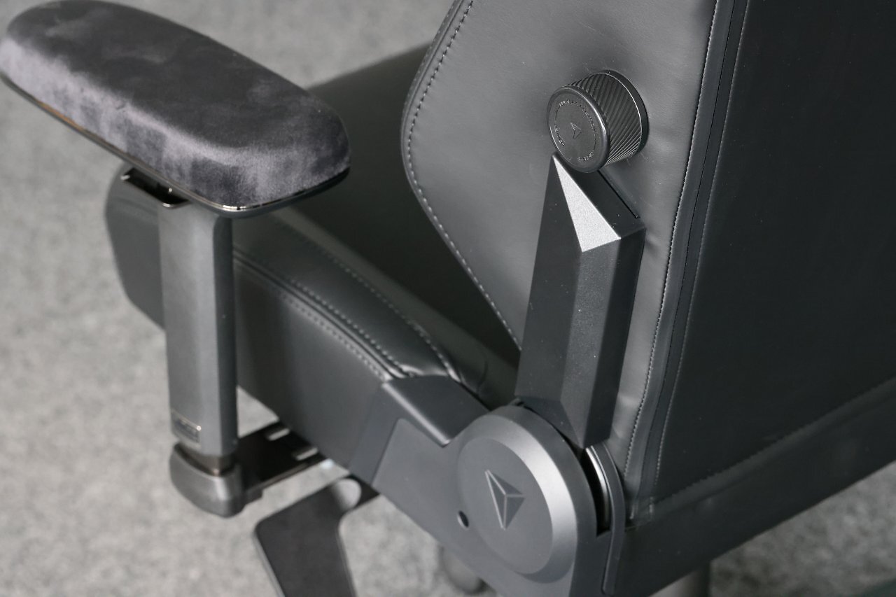 [01/06/2025] Die magnetische Abdeckung für die Schrauben, mit denen Sitzeinheit und Lehne verbunden werden, ist ein Beispiel dafür, dass Secretlab viel Wert auf eine hohe Materialanmutung legt.