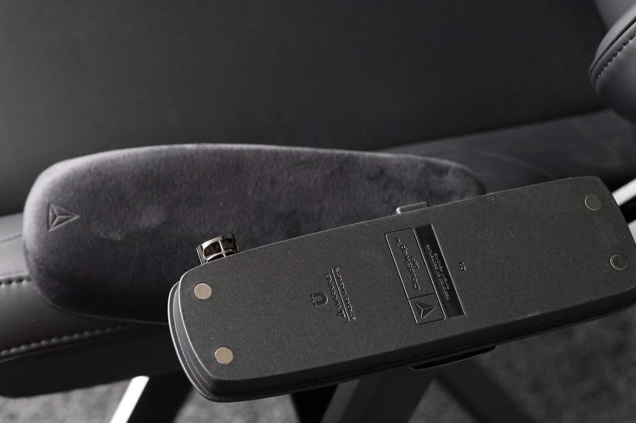[01/06/2025] Das ist nachhaltig! Die Cloud-Swap-Armlehnen werden magnetisch befestigt und sind austauschbar. Ist der wildlederartige Bezug abgenutzt, können Sie diese austauschen. &nbsp;
