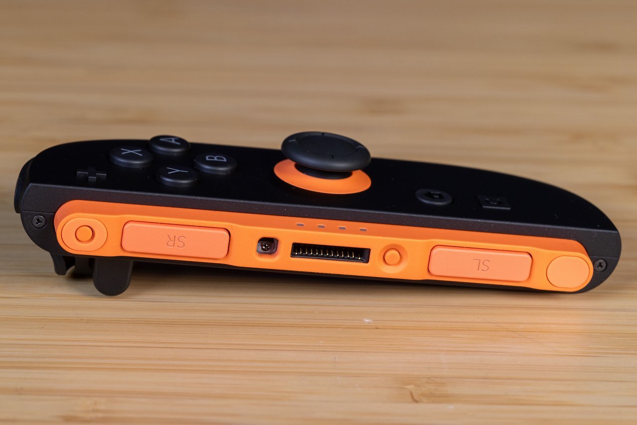 [06/06/2025] Die Joy-Con der Switch 2 halten mit Magneten an der Konsole, müssen aber mit einem Button herausgedrückt werden.