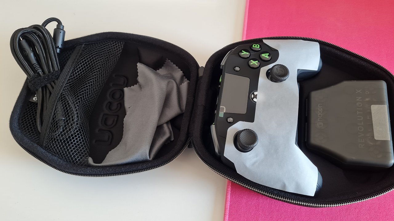 Ein Controller in einer Tasche auf einem Schreibtisch