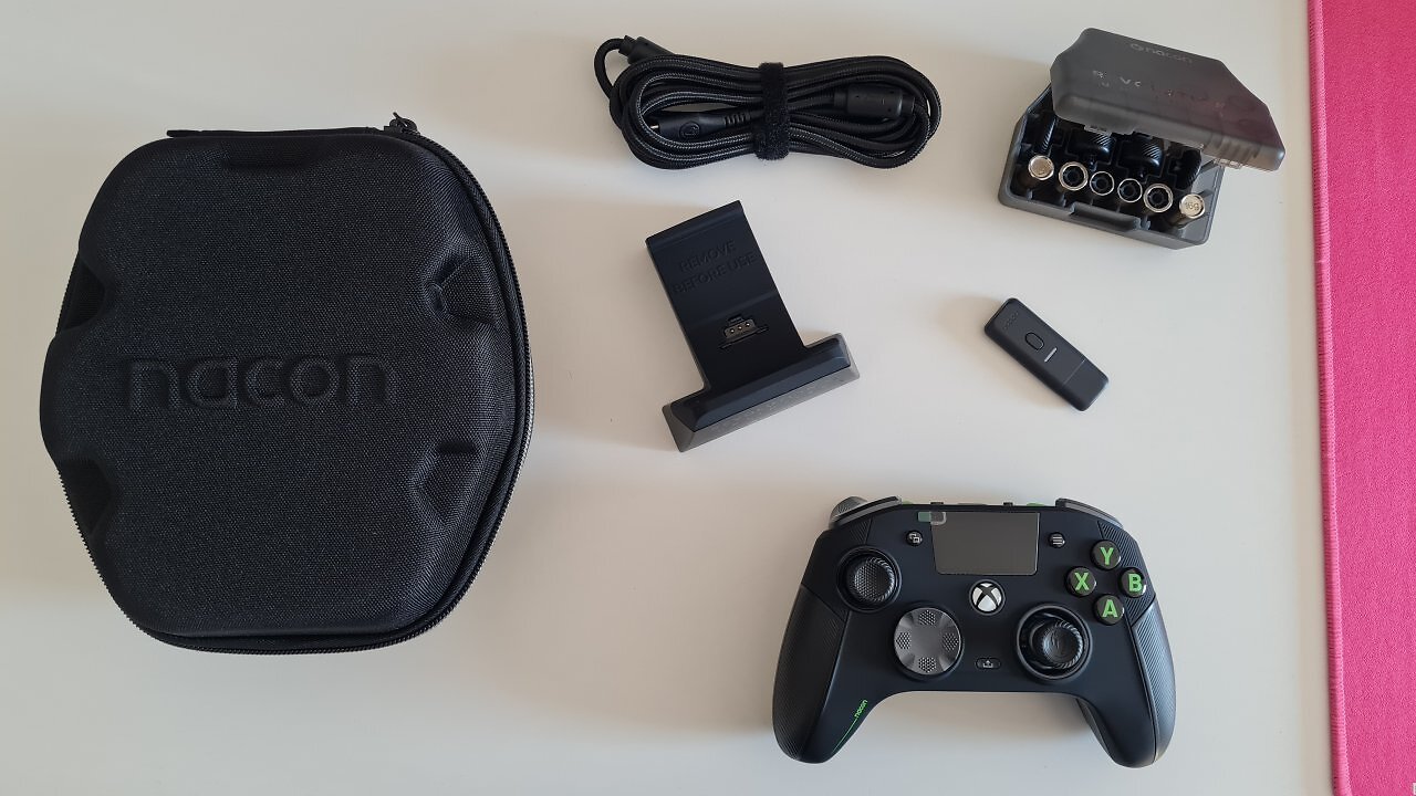 Ein Controller mit vielen Zusatztasten undf Zubehör auf einem Schreibtisch