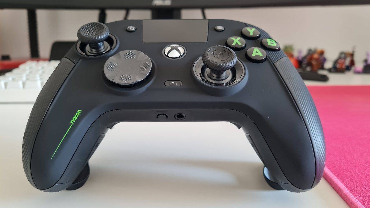 Ein Controller mit vielen Zusatztasten auf einem Schreibtisch