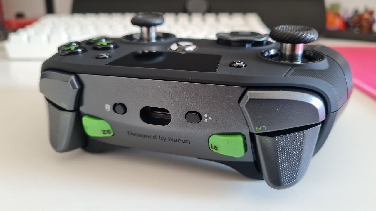 Die Rückseite eines Controllers mit vielen Zusatztasten auf einem Schreibtisch