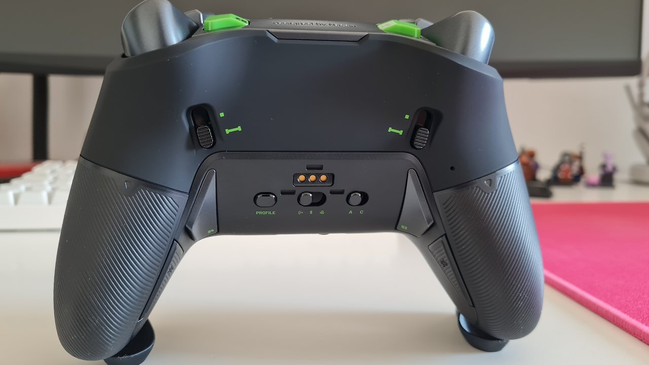 Die Rückseite eines Controllers mit vielen Zusatztasten auf einem Schreibtisch