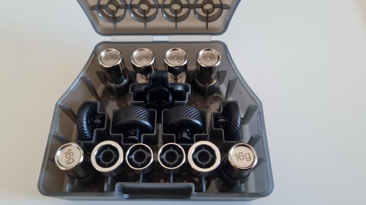 Eine Box mit Gewichten und Ersatzteilen für einen Controller