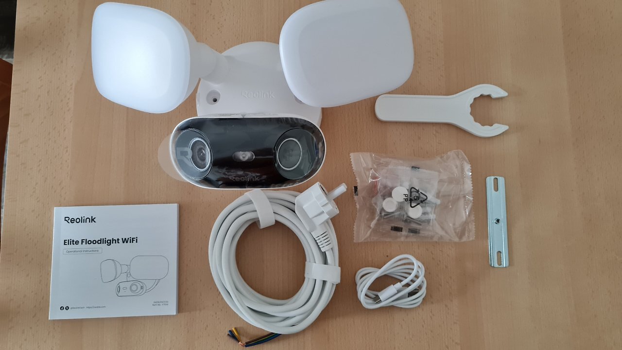 Lieferumfang der Reolink Elite Floodlight WiFi