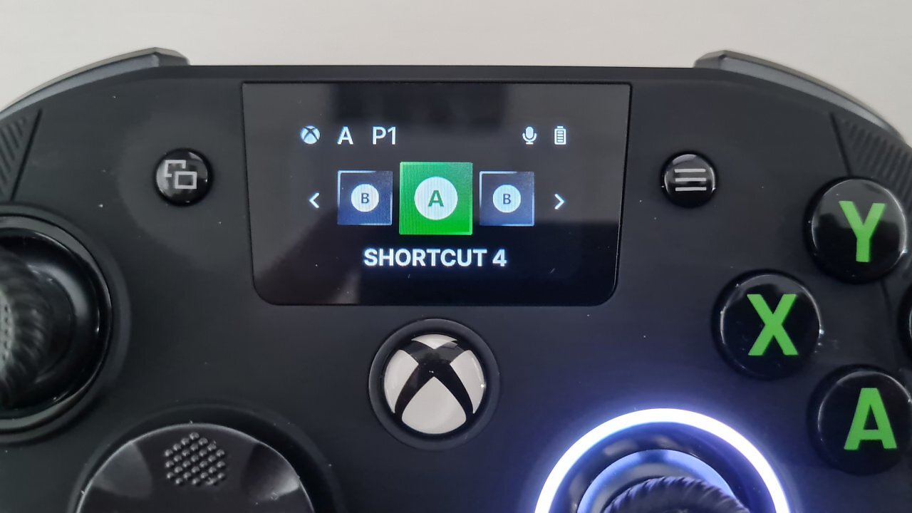 Ein schwarzer Controller mit einem kleinen Bildschirm in der Mitte
