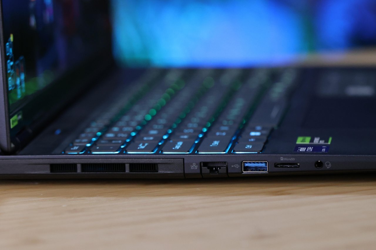 Dünn ist das Acer Predator Helios Neo 16S AI nicht.
