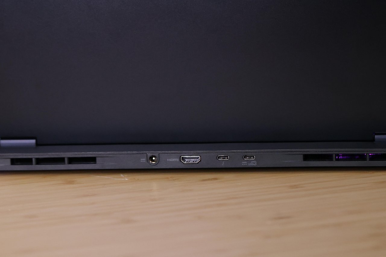 USB-C und TB4 hinten am Notebook anzubringen, ist nicht ganz optimal.