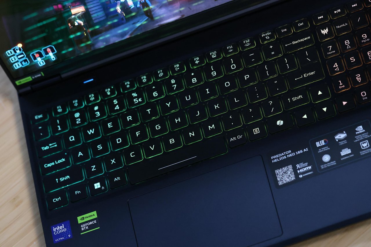 [28/07/2025] Die Tastatur bietet Hintergrundbeleuchtung und das Touchfeld verfügt über Multitouch.