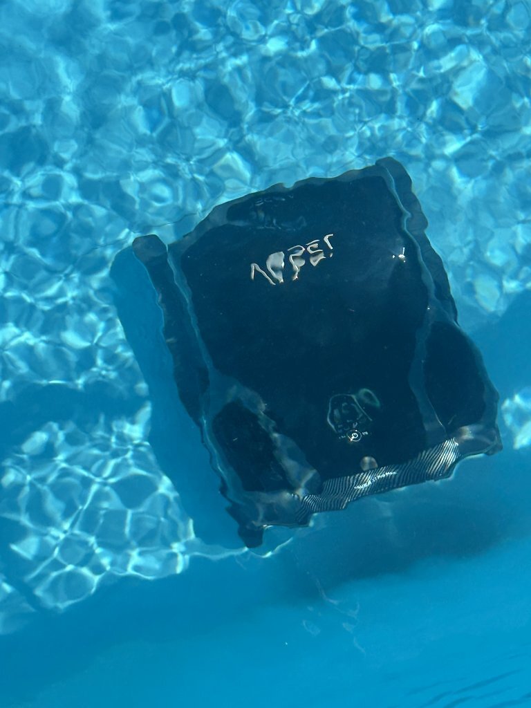 Ein Pool-Roboter im Wasser
