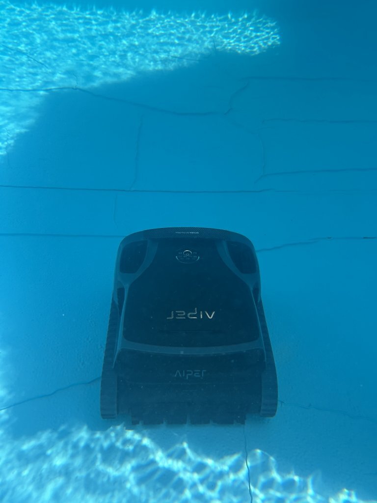 Ein Pool-Roboter im Wasser