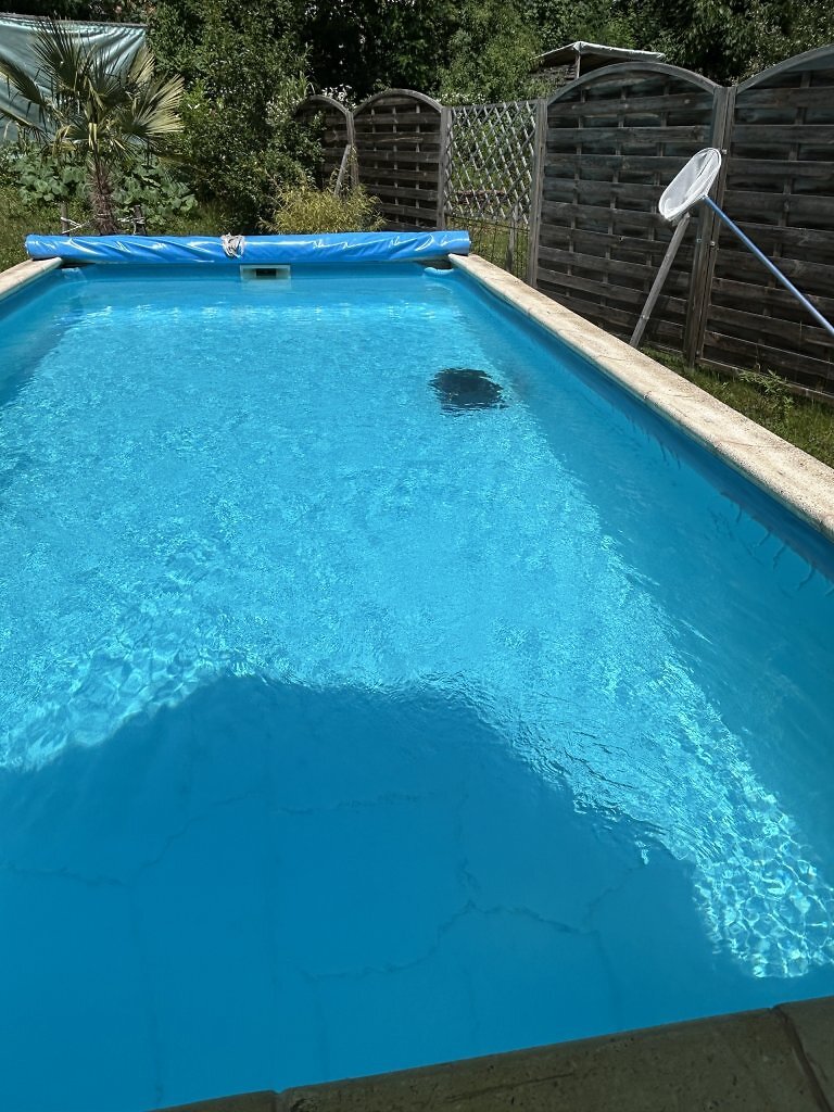 Ein Pool-Roboter im Wasser