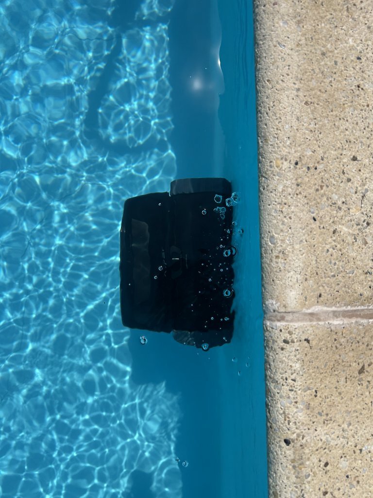 Ein Pool-Roboter im Wasser