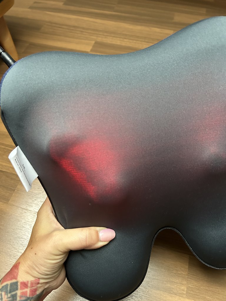 [22/07/2025] Durch den Stoff des Kissens sieht man das rote Licht der Wärmelampen.