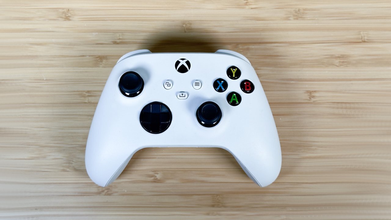 Ein weißer Controller auf einem Holztisch
