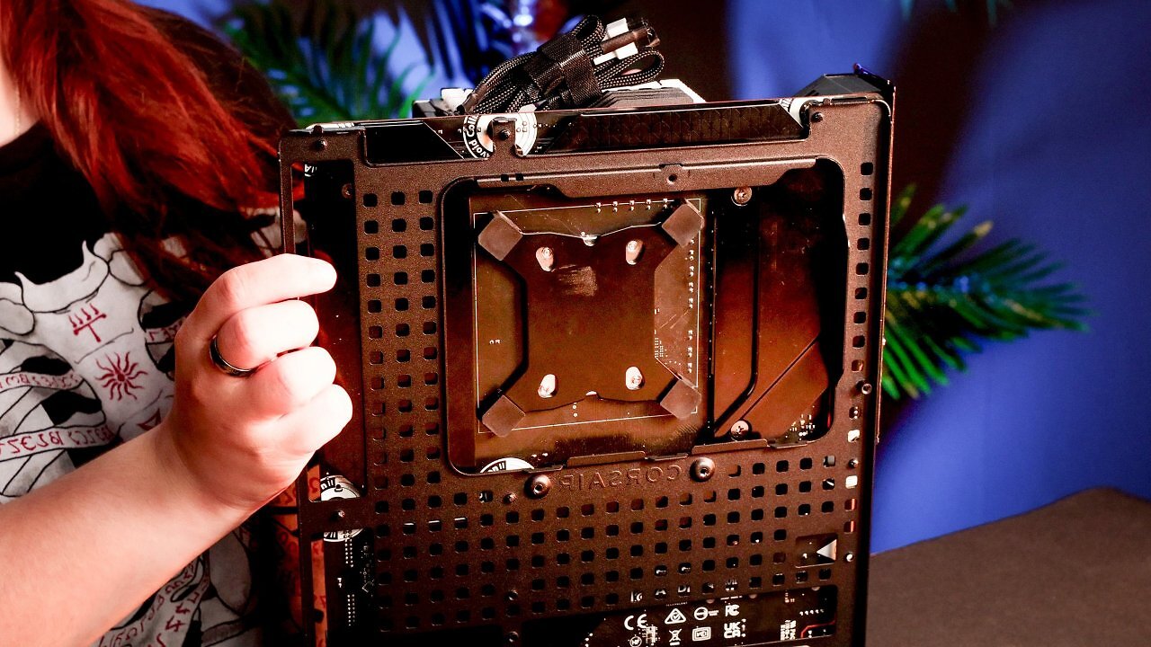 [10/07/2025] Bei Bedarf kann das Mainboard-Tray ausgebaut werden.