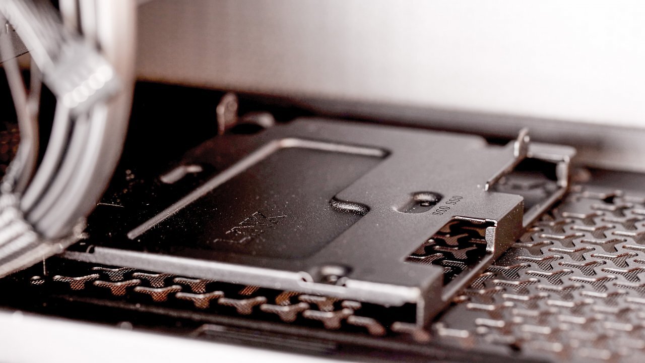 [10/07/2025] Insgesamt stehen sechs 2,5-Zoll-SSD-Plätze oder zwei 2,5-Zoll-SSD- und zwei 3,5-Zoll-HDD-Plätze zur Verfügung.