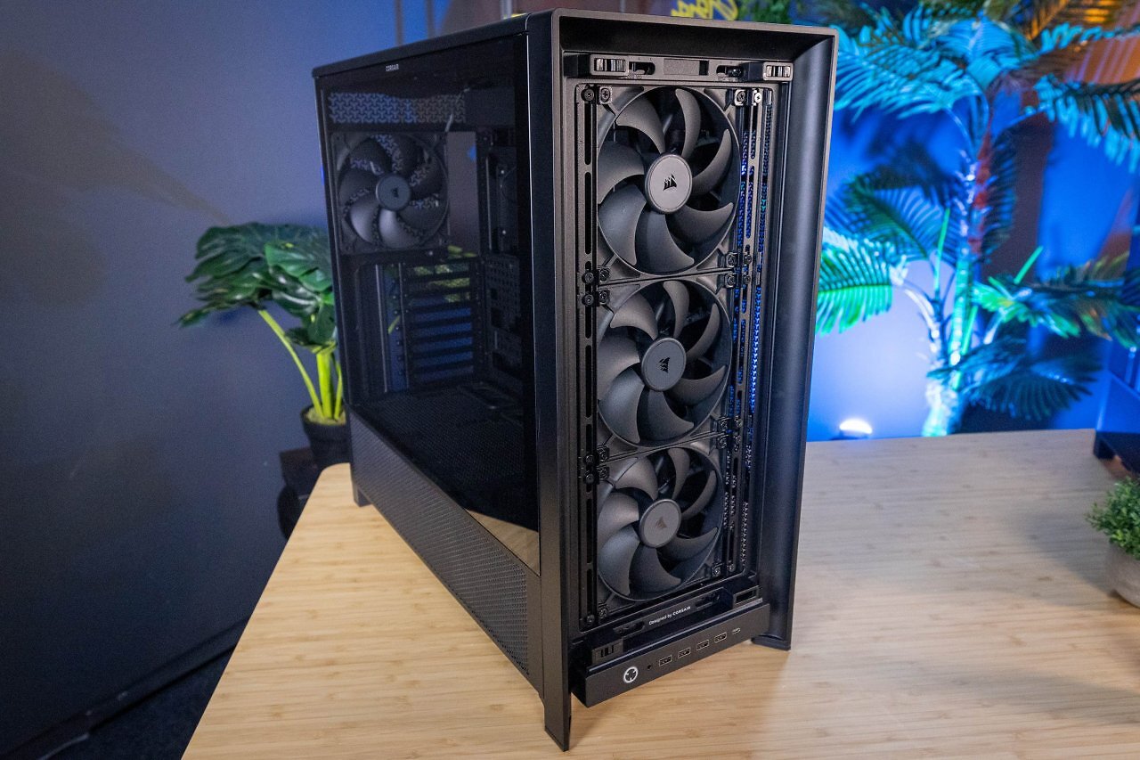 Vormontiert sind bei diesem Modell an der Front drei RS140-PWM-Lüfter.