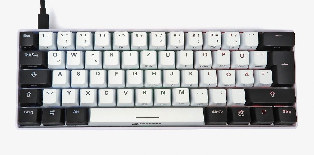 [11/07/2025] Gaming-Tastatur: 60 Prozent (62 oder 64 Tasten): Abgesehen vom seltenen 40-Prozent-Format (ohne Ziffernreihe, teils mit/ohne Cursortasten) ist die 60-Prozent-Tastatur wie die Sharkoon Skiller SGK 50 S4 die kompakteste Variante. Es fehlen Ziffern- und Mittelblock sowie F-Reihe – übrig bleibt das Hauptfeld. Funktionen des Mittelblocks wandern als Fn-Belegung auf Buchstabentasten. Das Standard-60-%-Format besitzt 62 Tasten, aber keine Pfeiltasten. Es gibt aber 64-Tasten-Varianten mit Pfeilen: Dann wird die Leertaste gekürzt und die rechte Umschalttaste auf eine Tastenbreite verkleinert.