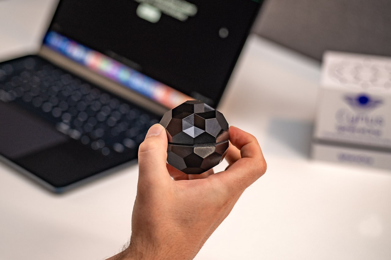 [23/07/2025] Statt der klassischen Maus-Optik bekommt man mit der Sphere One eine Art Kugel.