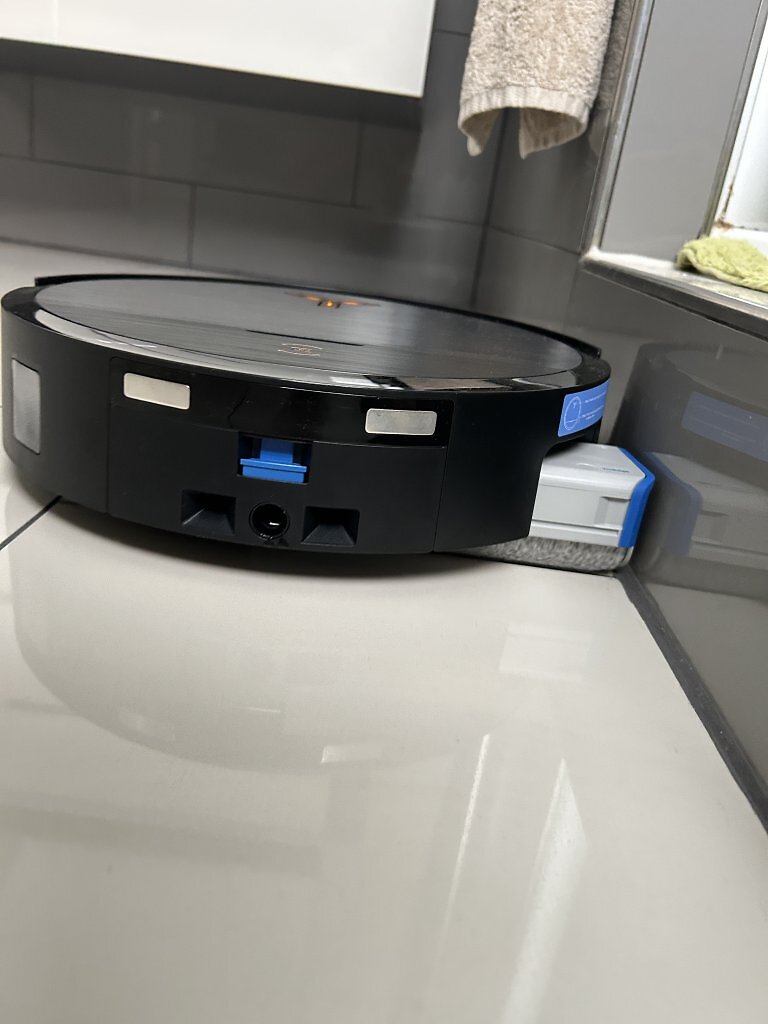 [16/07/2025] Durch die seitlich ausfahrbare Wischwalze, erreicht der Ecovacs X9 Pro Omni Kanten recht gut.