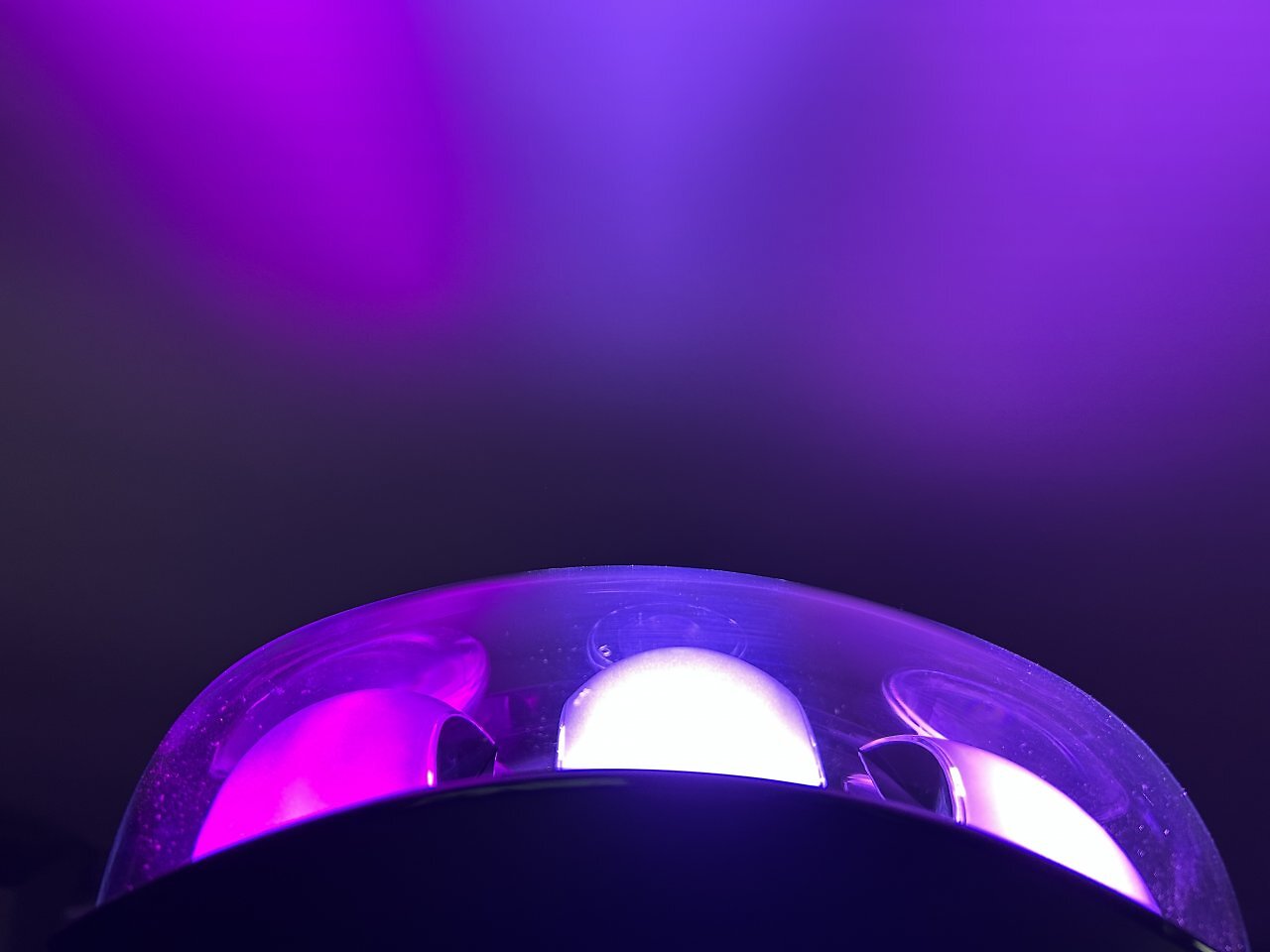 [30/07/2025] Die drei großen LED-Birnen sorgen mit Hilfe der gebogenen Linse für schöne Effekte.