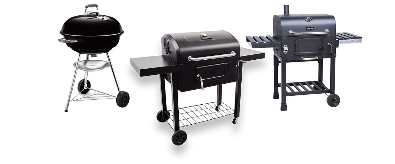 [28/07/2025] Drei verschiedene Grills vor weißem Hintergrund. Zu sehen sind der Standard-Weber-Kugelgrill sowie zwei größere Gasgrills.
