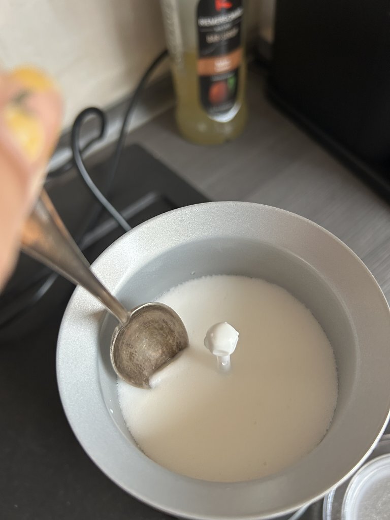 [09/07/2025] Der Schaum ist fest genug, dass man mit dem Löffel hineinstechen kann...