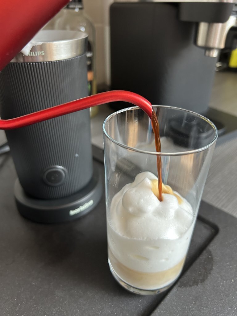 [09/07/2025] Mit einer Espresso-Metallkanne gelingt übrigens das Gießen des Espresso in den Schaum formschön.
