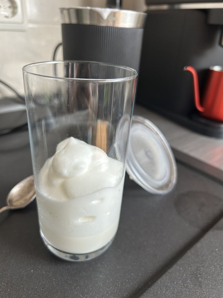 [09/07/2025] Wer Latte Macchiato möchte, muss bei der Milchmenge noch ein wenig nachhelfen.
