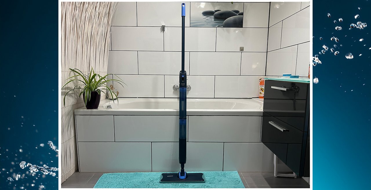 Der elektrische Wischmopp Philips OneUp 5000 steht in einem Badezimmer.