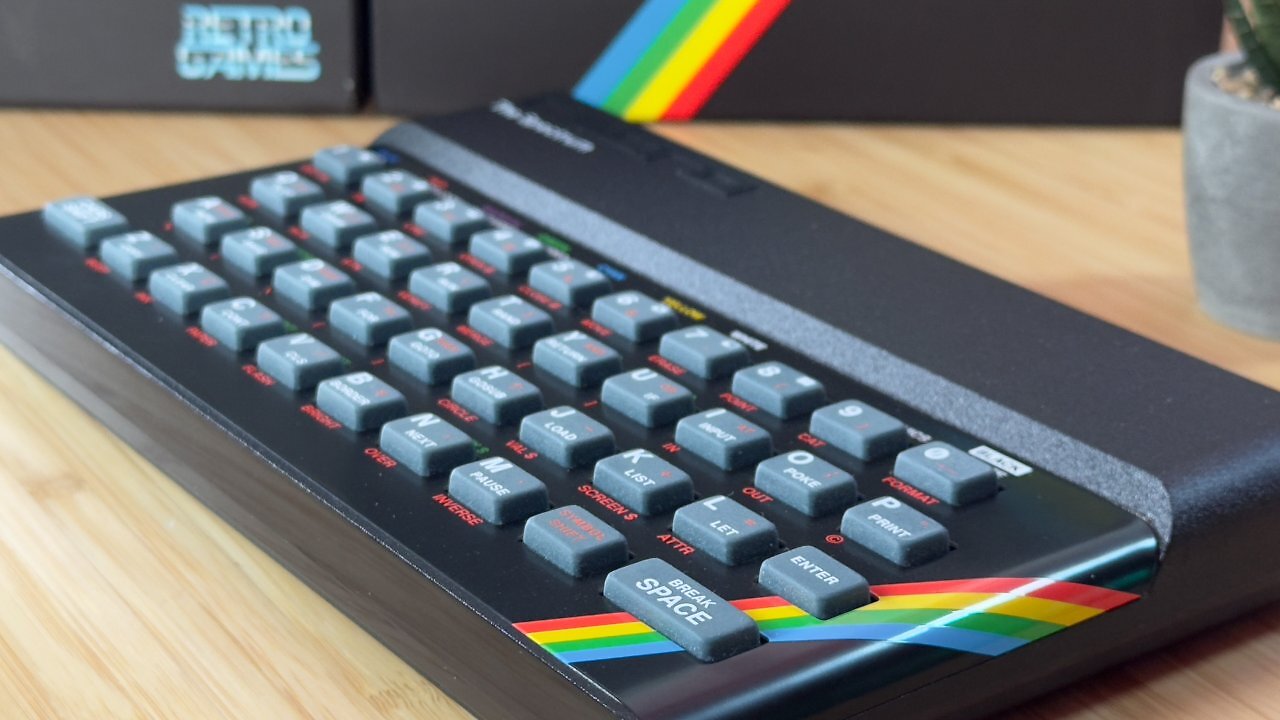 [24/07/2025] Beim Retro-Zocken können Sie auch die speziellen, den ikonischen Chiclet (Kaugummi) Keys des Originals ausgezeichnet nachempfundenen Tasten nutzen.