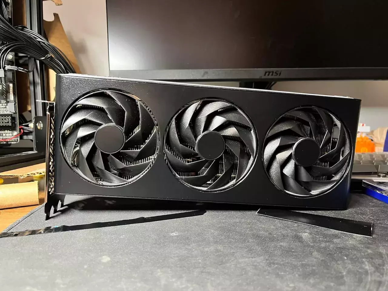 [14/07/2025] Ein Reddit-Nutzer hat seine Sapphire-Nitro+-GPU in schwarze Vinyl-Sheets gehüllt, sodass die Grafikkarte sich im Darkmode befindet, sobald die Lüfter rotieren.